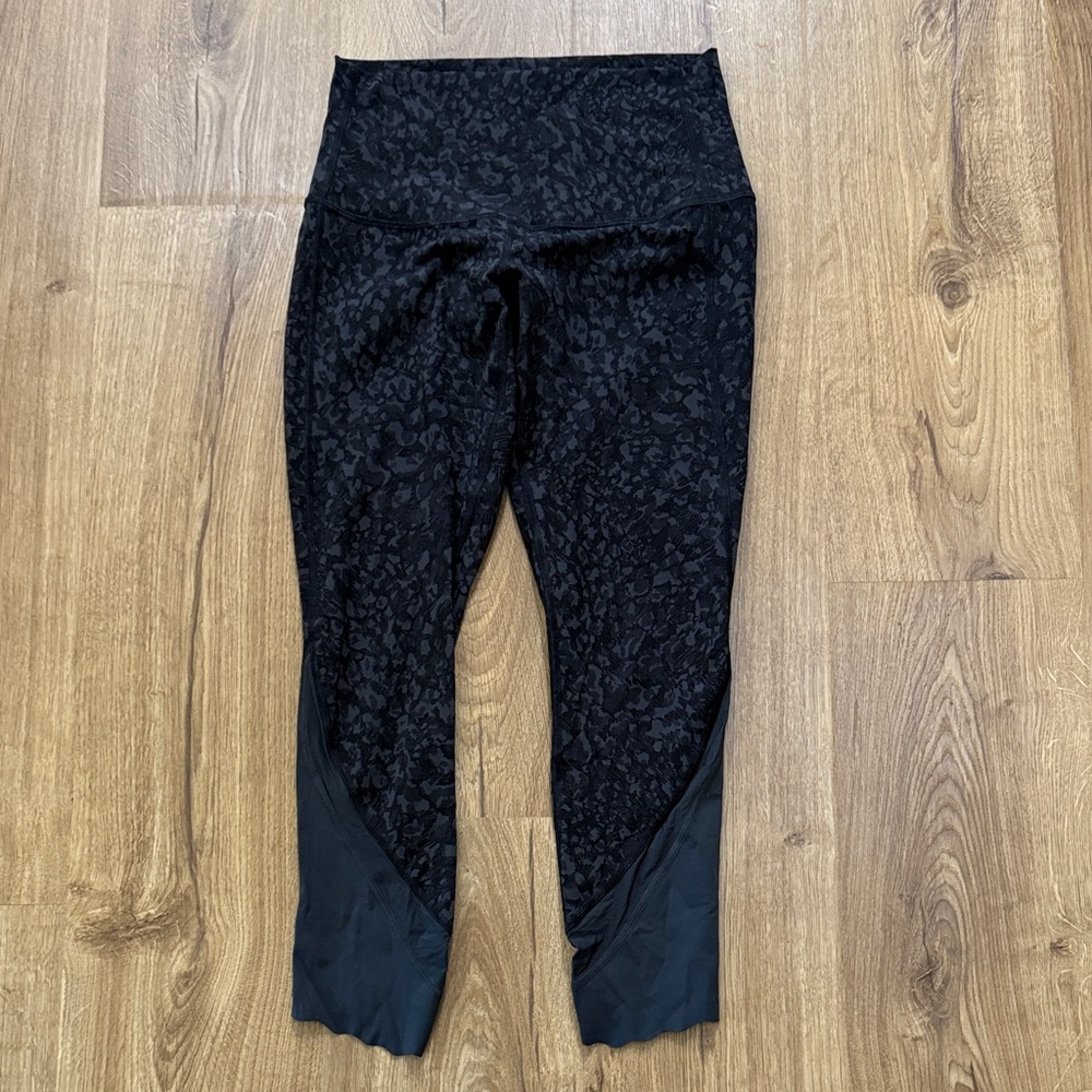 EUC Lululemon size 6 Black Patterned Capri Leggings